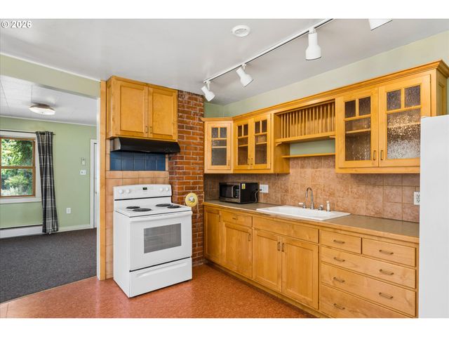 2570 EMERALD St, Eugene, OR 97403