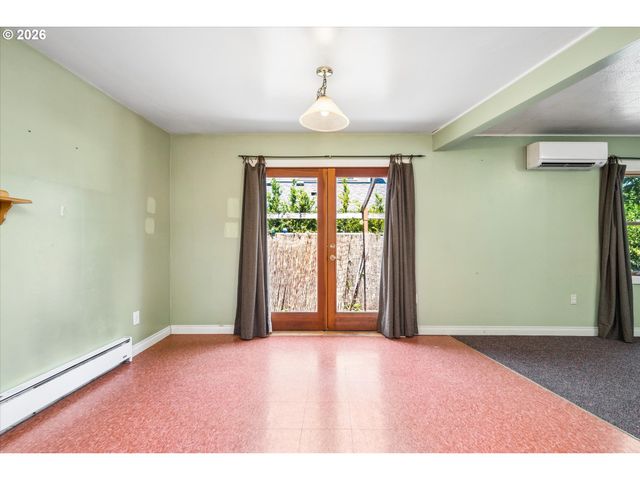 2570 EMERALD St, Eugene, OR 97403
