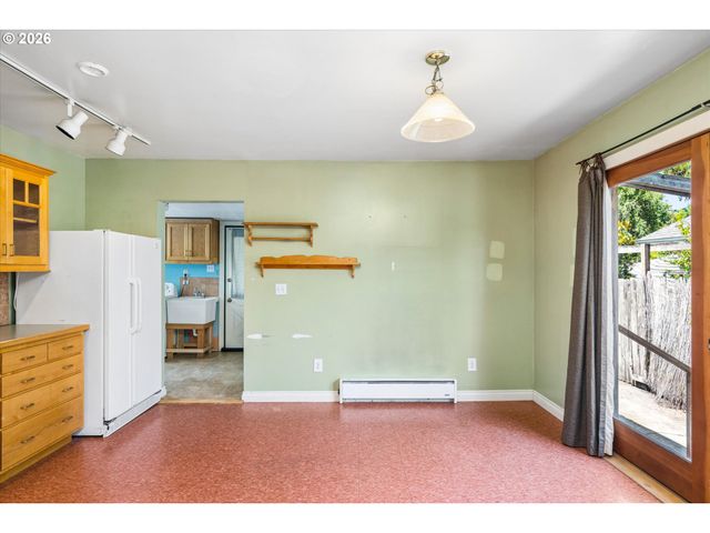 2570 EMERALD St, Eugene, OR 97403