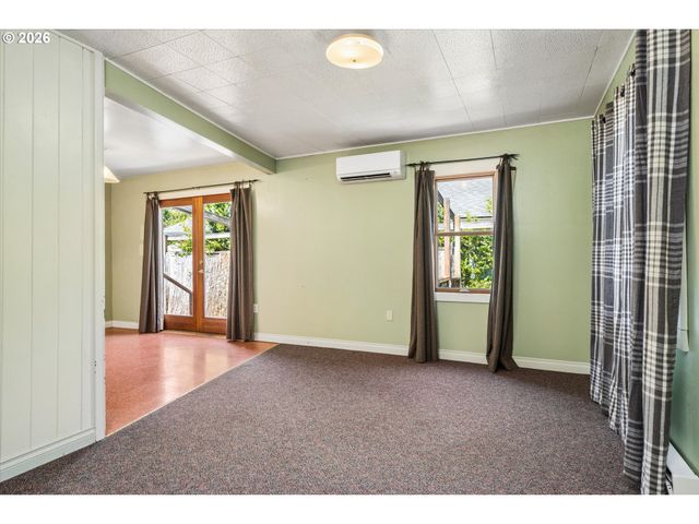 2570 EMERALD St, Eugene, OR 97403