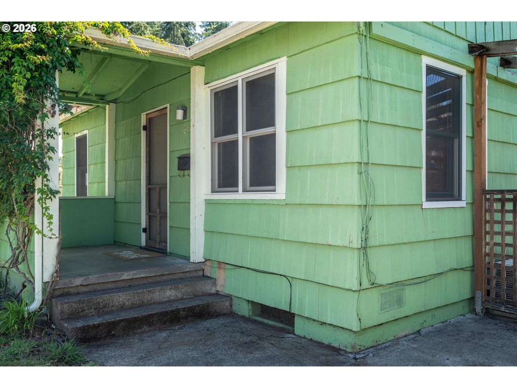 2570 EMERALD St, Eugene, OR 97403