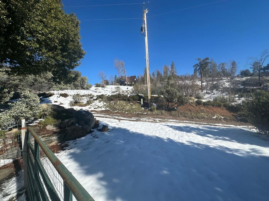 Image 23 of property listing at 42995 Vista Del Valle Lane, Auberry, CA 93602