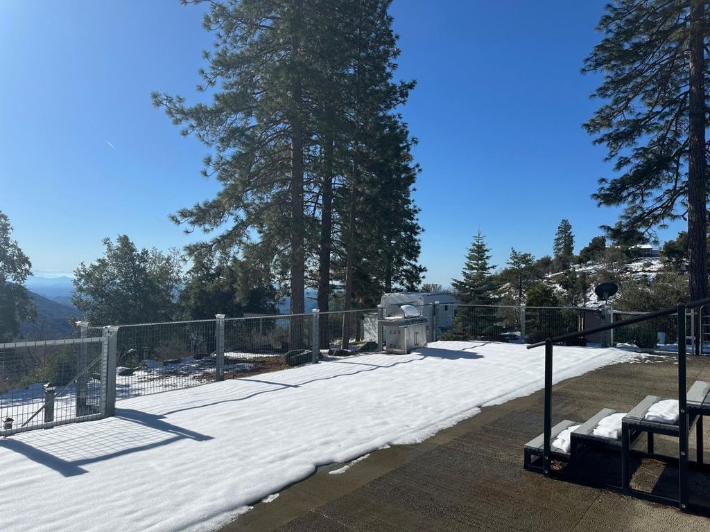 Image 7 of property listing at 42995 Vista Del Valle Lane, Auberry, CA 93602
