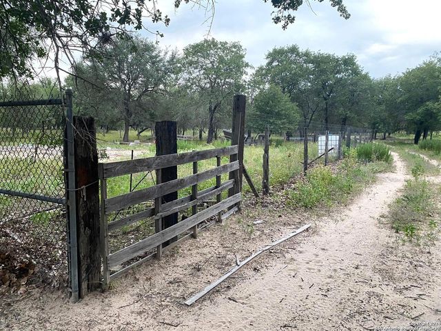 1550 E Hickory Ln, San Antonio, TX 78264