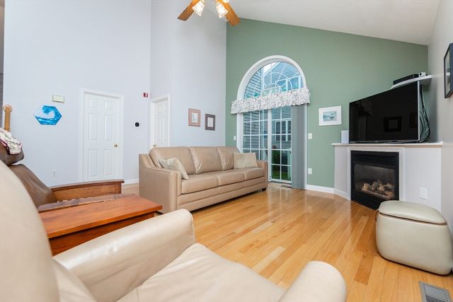 304 Village Ln 304, Bellingham, MA 02019