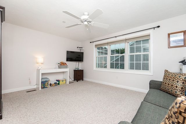 304 Village Ln 304, Bellingham, MA 02019