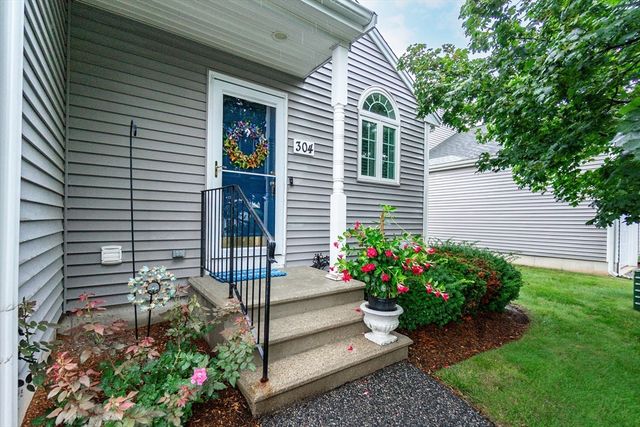 304 Village Ln 304, Bellingham, MA 02019