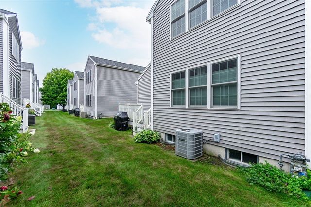 304 Village Ln 304, Bellingham, MA 02019