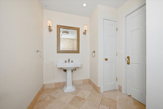 501 N Wells Street 2W, Chicago, IL 60654