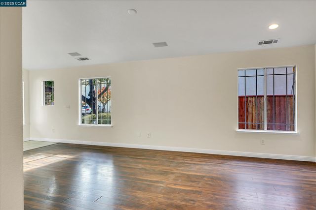 220 Roundhill Dr, Vacaville, CA 95687