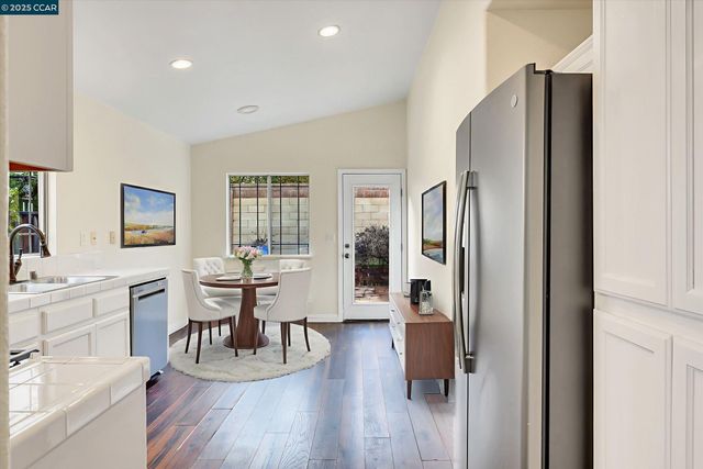 220 Roundhill Dr, Vacaville, CA 95687