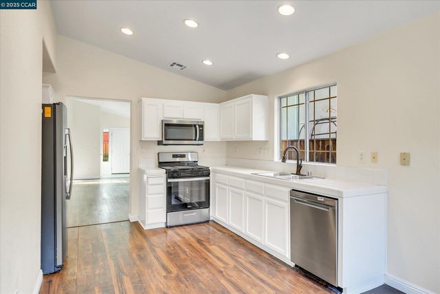 220 Roundhill Dr, Vacaville, CA 95687