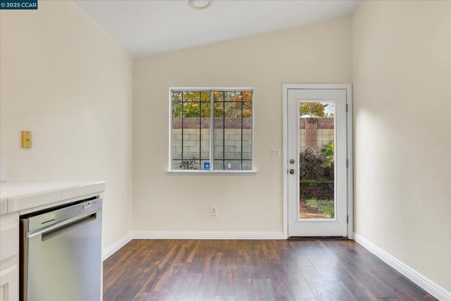 220 Roundhill Dr, Vacaville, CA 95687