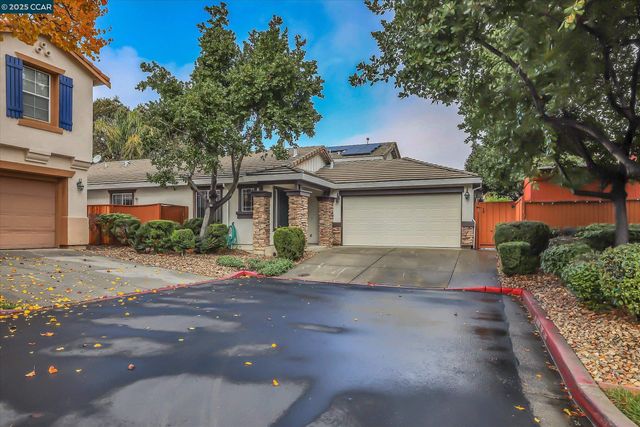 220 Roundhill Dr, Vacaville, CA 95687