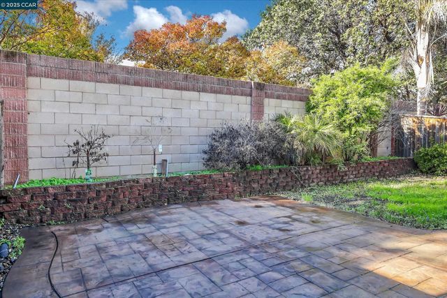 220 Roundhill Dr, Vacaville, CA 95687