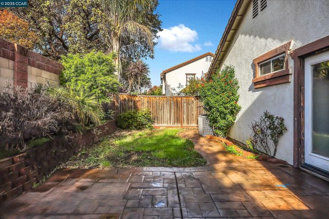 220 Roundhill Dr, Vacaville, CA 95687