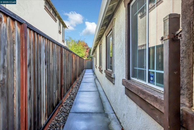 220 Roundhill Dr, Vacaville, CA 95687