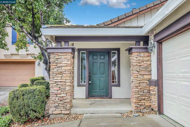 220 Roundhill Dr, Vacaville, CA 95687