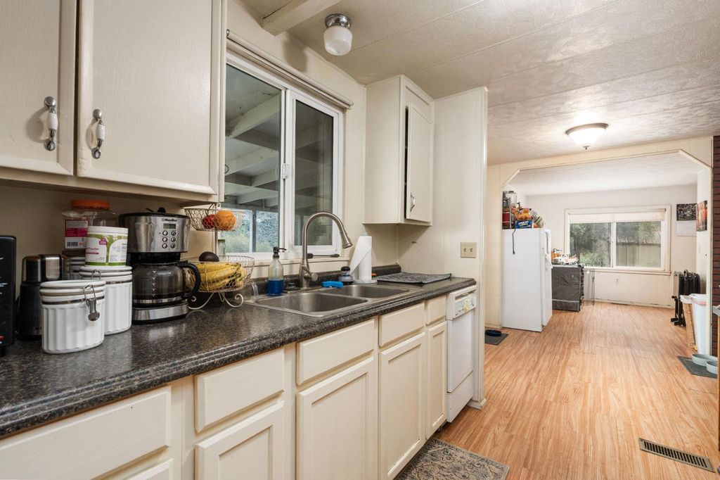 Image 17 of property listing at 35255 Auberry Road, Auberry, CA 93602