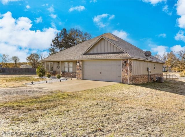 206 Blackstone Drive, Wister, OK 74966