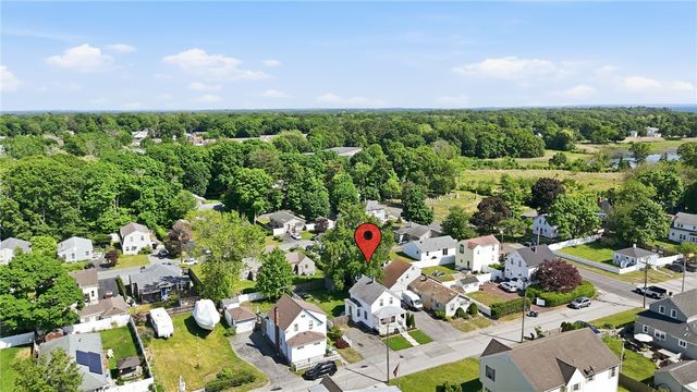 34 Lake Avenue, Barrington, RI 02806