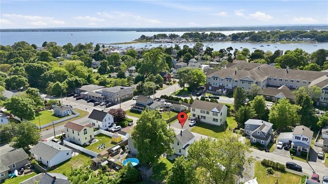 34 Lake Avenue, Barrington, RI 02806