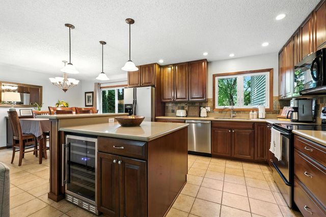 17925 28th Avenue N, Plymouth, MN 55447