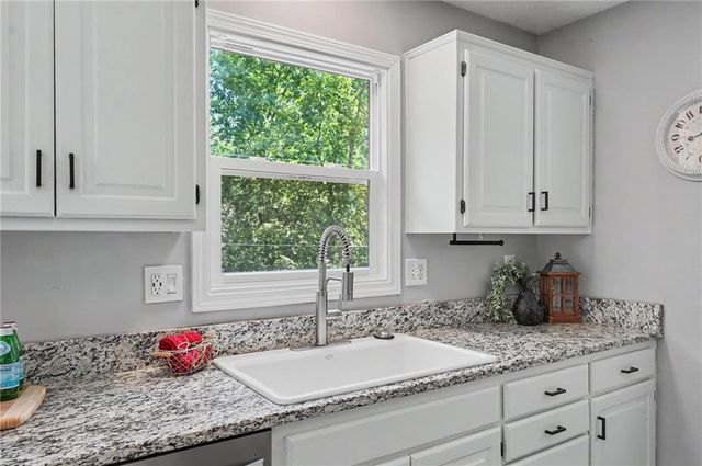 8765 Thompson Drive, De Soto, KS 66018