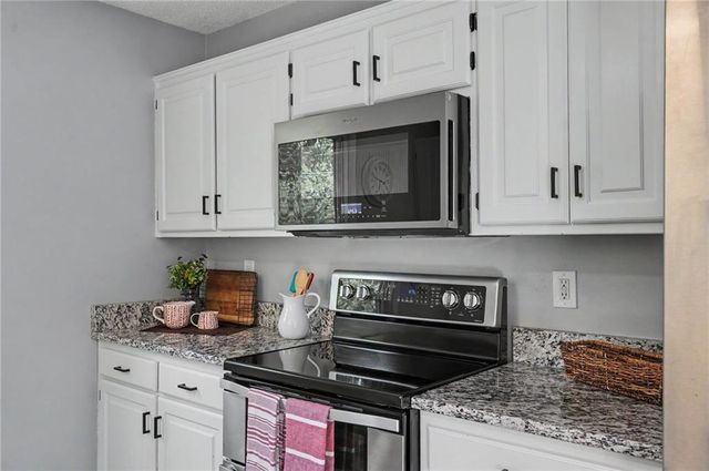 8765 Thompson Drive, De Soto, KS 66018