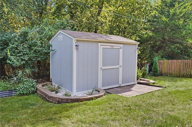 8765 Thompson Drive, De Soto, KS 66018