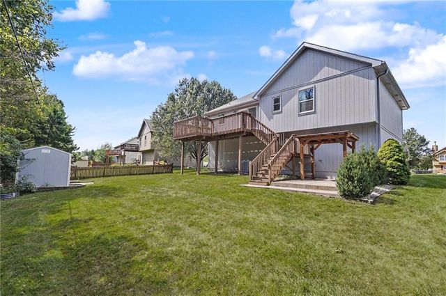 8765 Thompson Drive, De Soto, KS 66018
