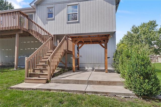 8765 Thompson Drive, De Soto, KS 66018