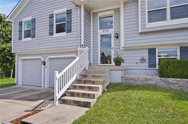 8765 Thompson Drive, De Soto, KS 66018