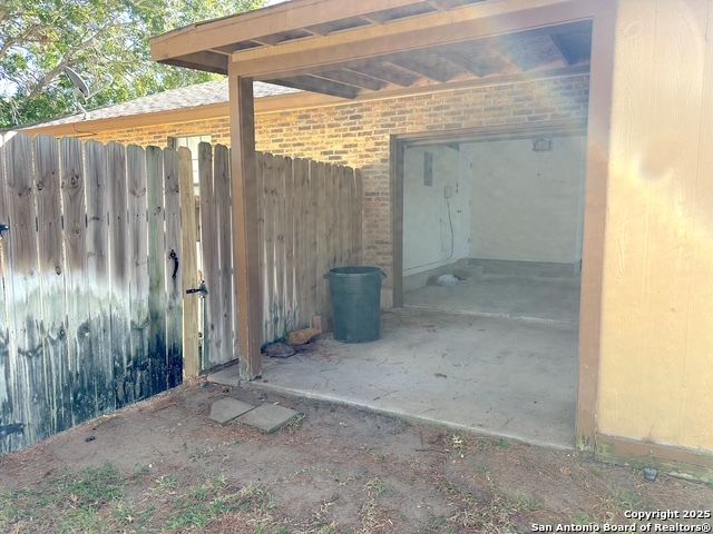 1039 Malone, Devine, TX 78016