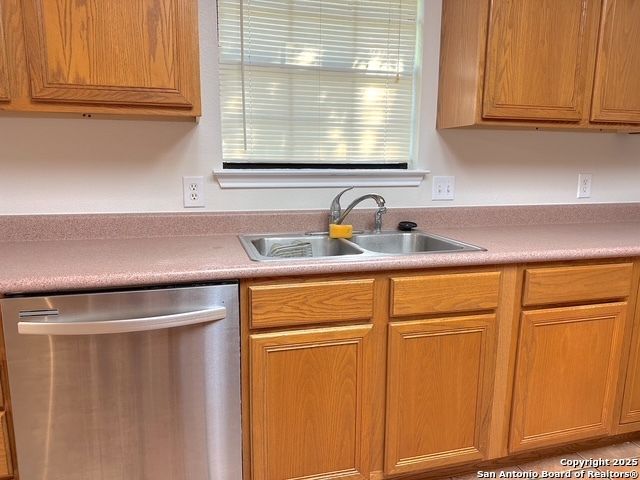 1039 Malone, Devine, TX 78016