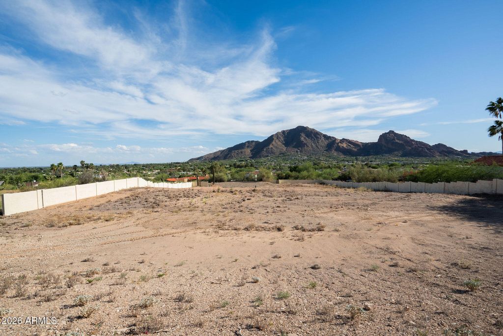 Image 14 of property listing at 5719 E INDIAN BEND Road, Paradise Valley, AZ 85253