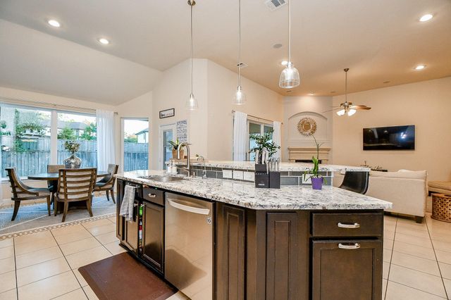 66 N Swanwick Place, Tomball, TX 77375