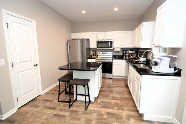 9160 Greenspire Drive 102, West Des Moines, IA 50266