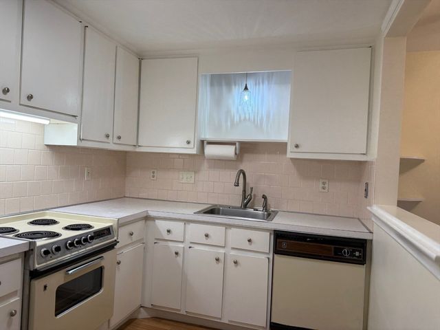 1325 Worcester Rd D8, Framingham, MA 01701