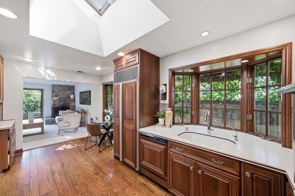 Image 14 of property listing at 2108 Howard Avenue, San Carlos, CA 94070