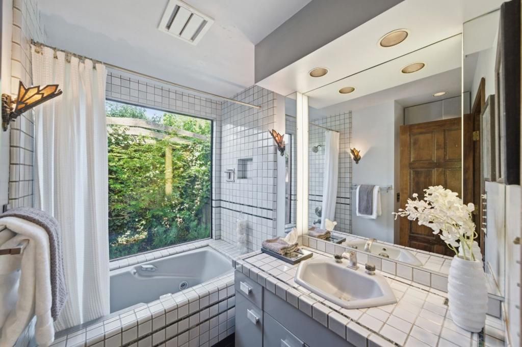 Image 28 of property listing at 2108 Howard Avenue, San Carlos, CA 94070