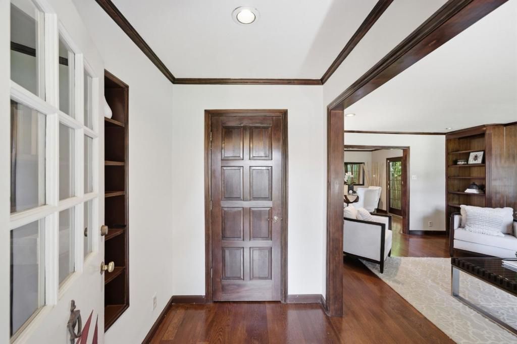 Image 5 of property listing at 2108 Howard Avenue, San Carlos, CA 94070