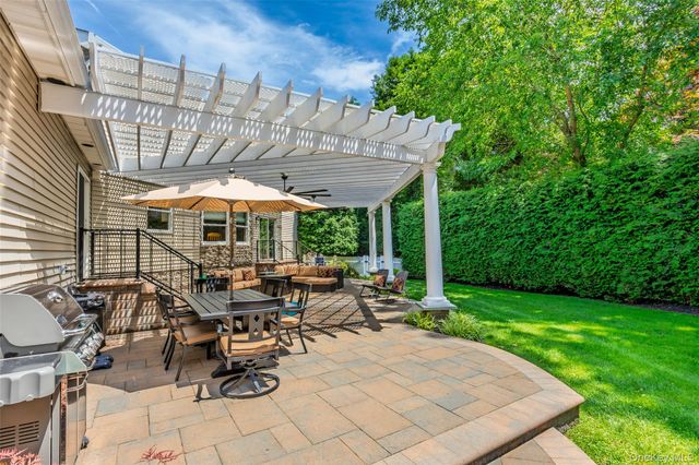 8 Quaker Hill Road, Stony Brook, NY 11790