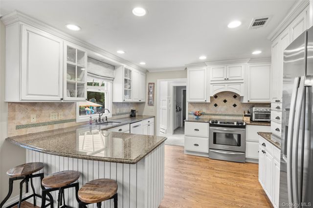8 Quaker Hill Road, Stony Brook, NY 11790