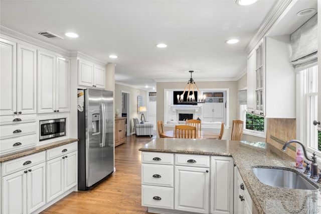 8 Quaker Hill Road, Stony Brook, NY 11790