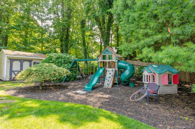 8 Quaker Hill Road, Stony Brook, NY 11790