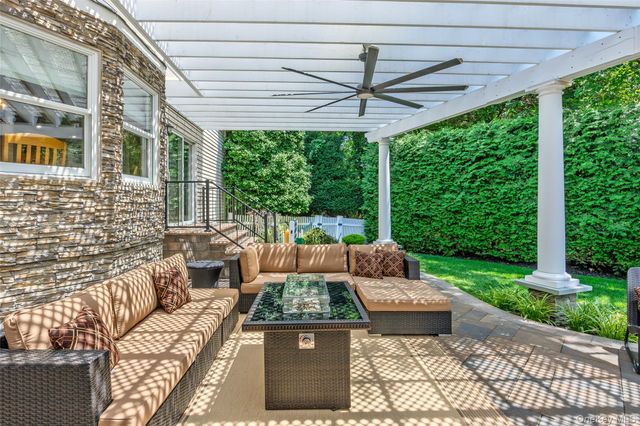 8 Quaker Hill Road, Stony Brook, NY 11790