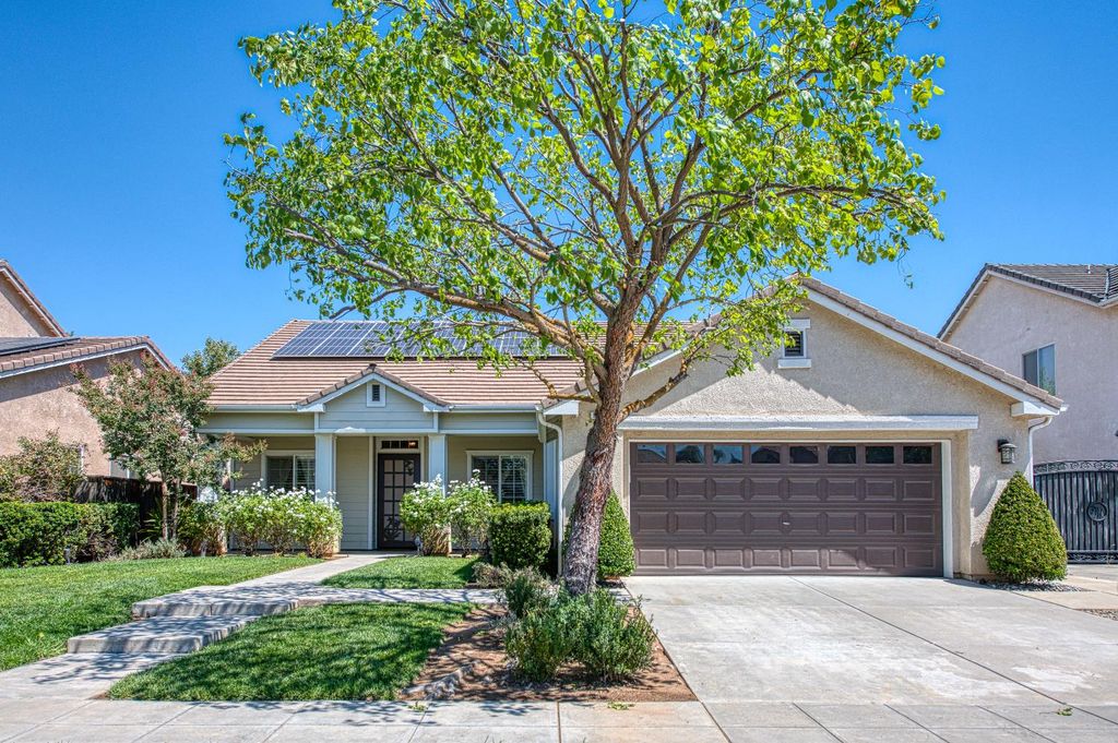 1925 N Whiteash Avenue, Clovis, CA 93619