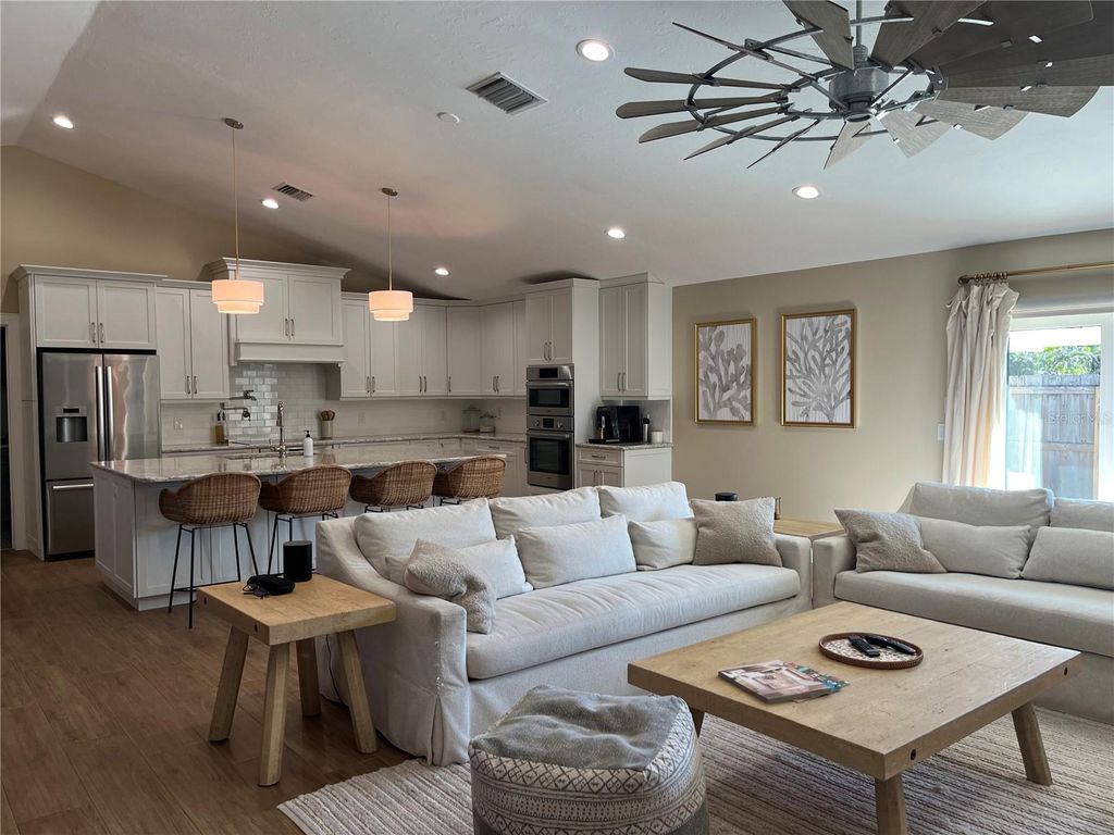 Image 19 of property listing at 15 GULF MANOR DRIVE, Venice, FL 34285