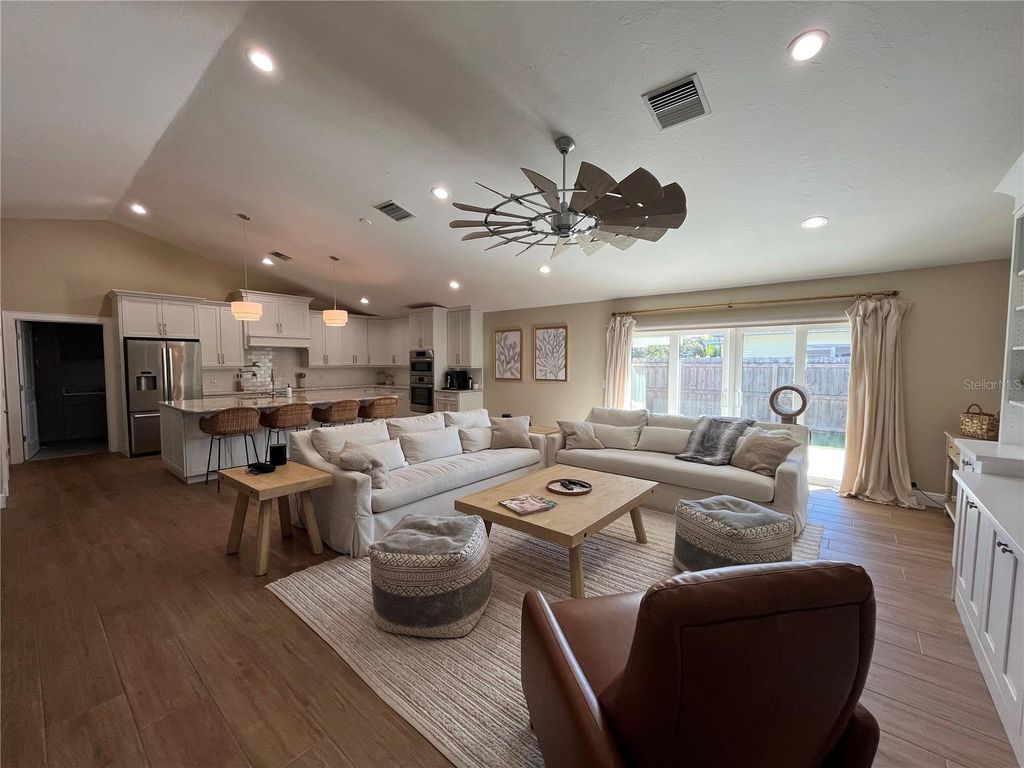 Image 20 of property listing at 15 GULF MANOR DRIVE, Venice, FL 34285